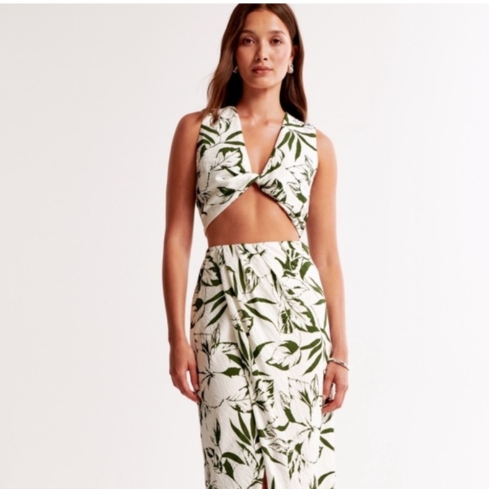 NWOT Abercrombie & Fitch Tropical Green and White Women's Top - Size Medium